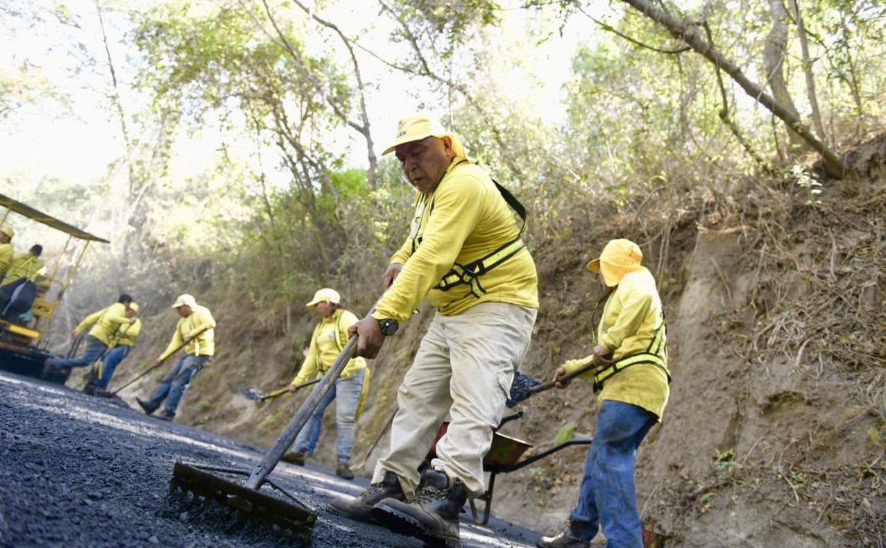 mop-logra-que-calle-de-canton-en-santiago-texacuangos-pasara-de-ser-polvosa-a-pavimentada